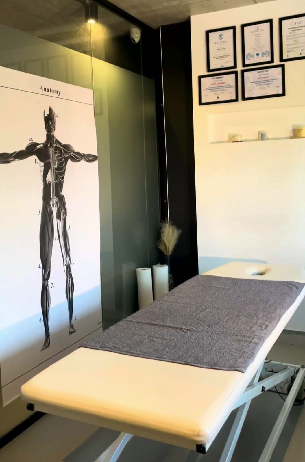 Leżanka terapeutyczna i certyfikaty w gabinecie Physio Balance